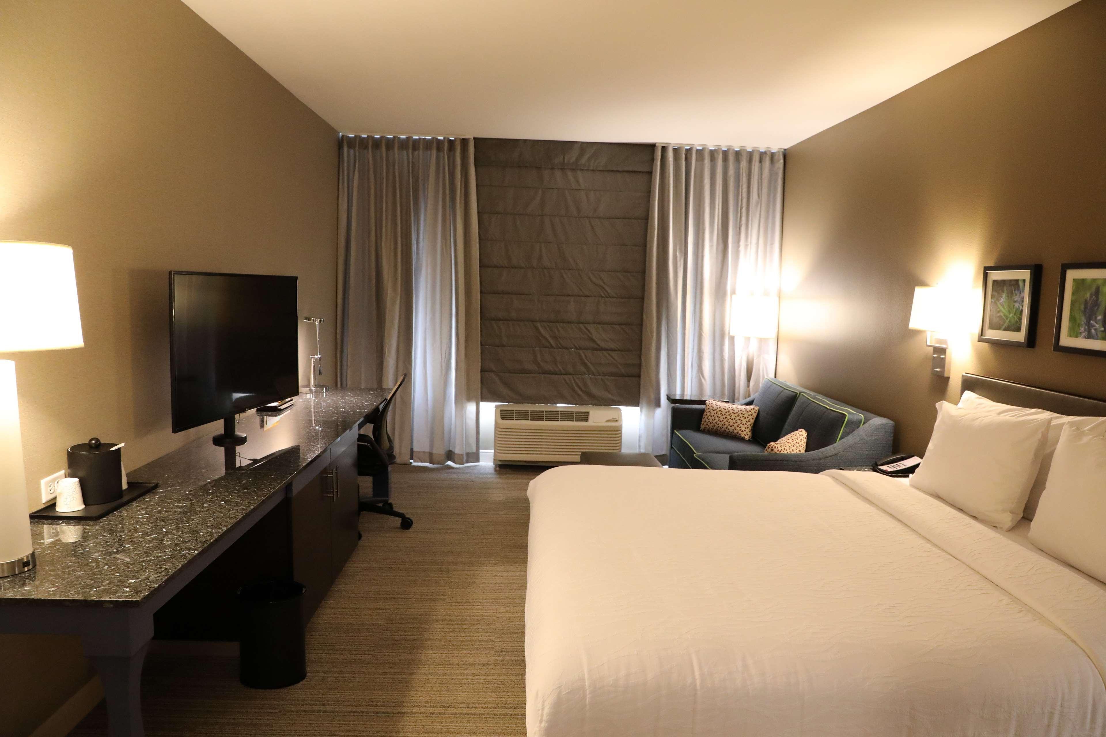 Hilton Garden Airport 3*